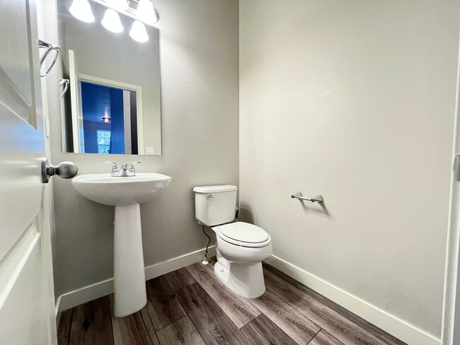 Building Photo - 3 Bedroom/3.5 Bathroom Townhome in South J...