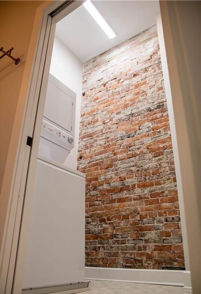 Building Photo - One Bedroom Apartment