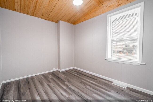 Building Photo - 213 Manitowoc St