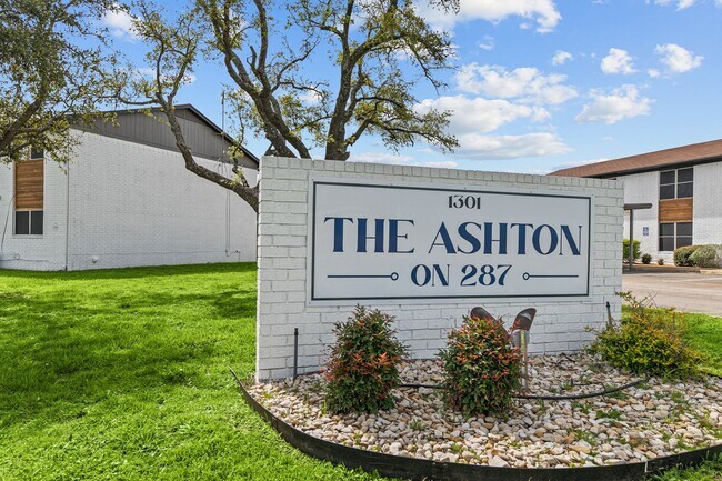 Building Photo - Your Charming 2/1 Apartment in Waxahachie ...