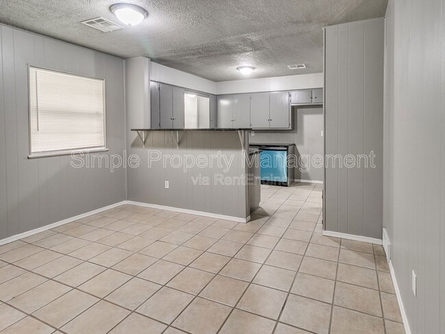 Building Photo - 136 Burton Pl