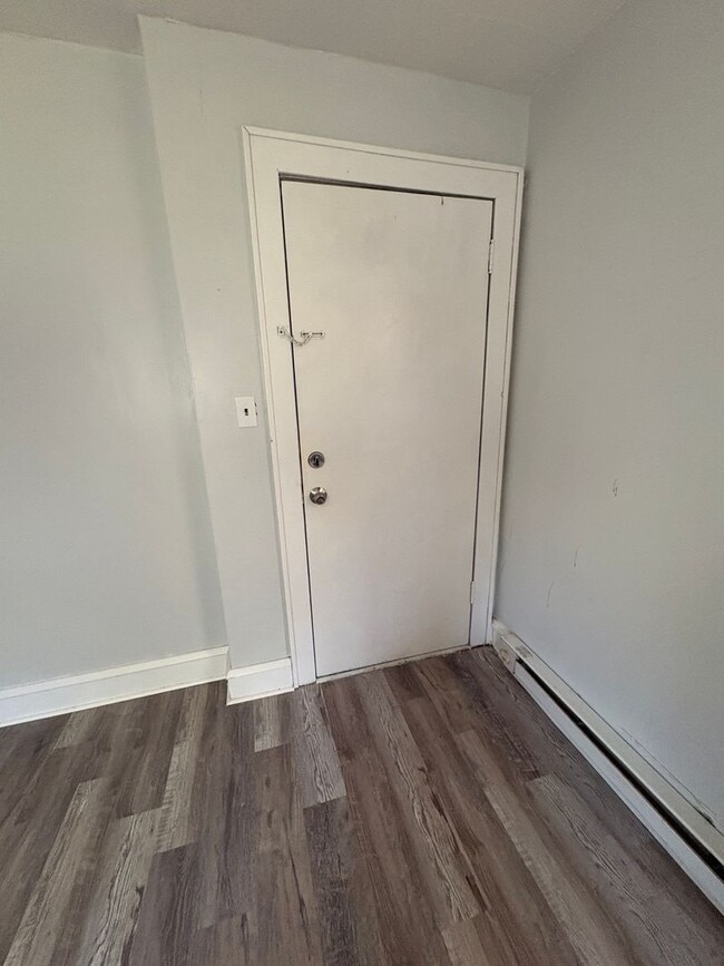 Building Photo - Cozy Downstairs Unit