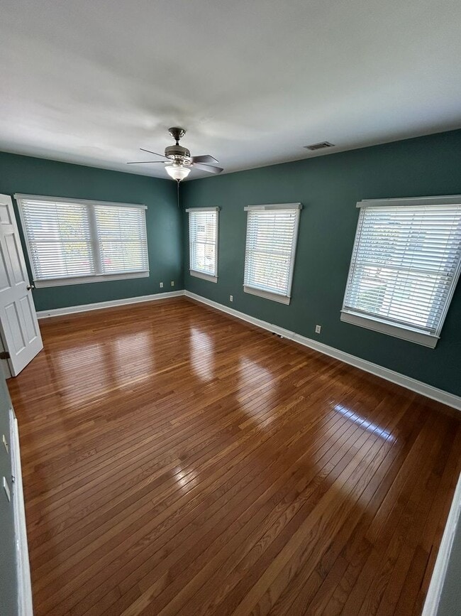 Building Photo - **FIRST MONTH RENT FREE**Charming 3 Bedroom/2 Bathroom with off street parking in Downtown Savann...