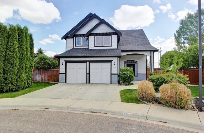 Building Photo - Adorable Craftsman Style Home