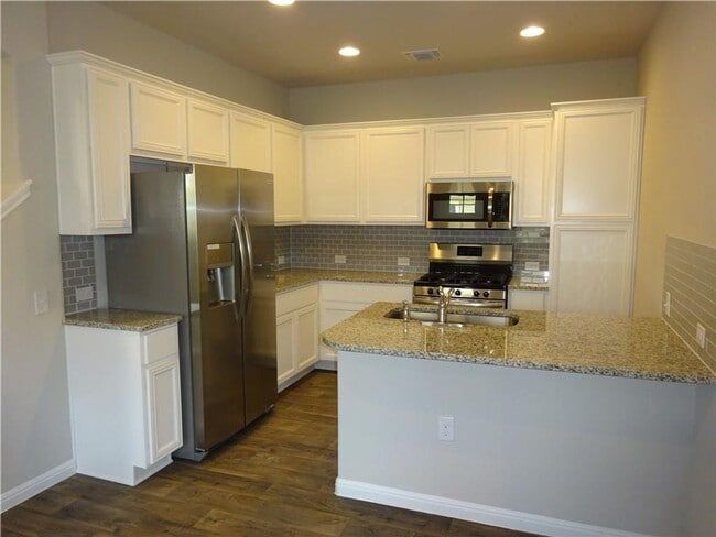 Building Photo - Classic 3 Bedroom 3 Bath Home With Generou...