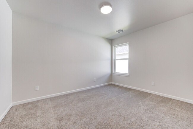 Building Photo - Brand New Home in Mustang!