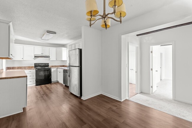 Building Photo - Beautifully Renovated 4 Bedroom 2 Bath Hom...