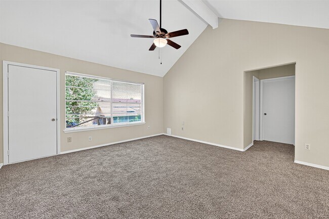 Building Photo - 813 Lakeview Dr