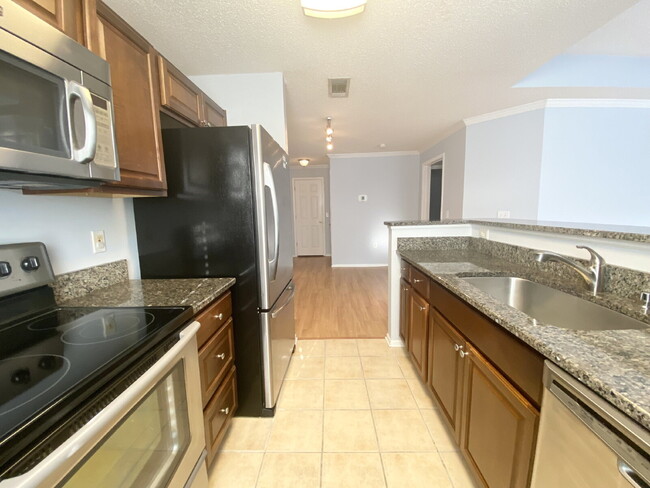 Building Photo - Updated One Bedroom Condo In The Reserve a...