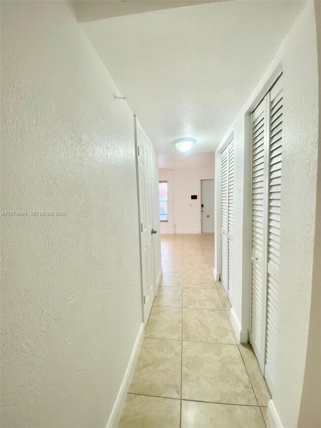 Building Photo - 6568 SW 41st Pl