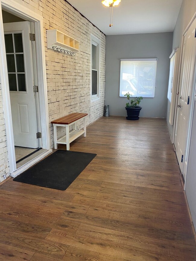 Building Photo - 3 Bedroom, 3.5 Bathroom In Downtown Perryv...