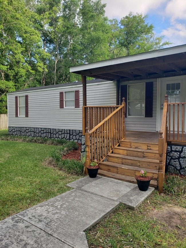 Building Photo - 7310 Pineview Dr