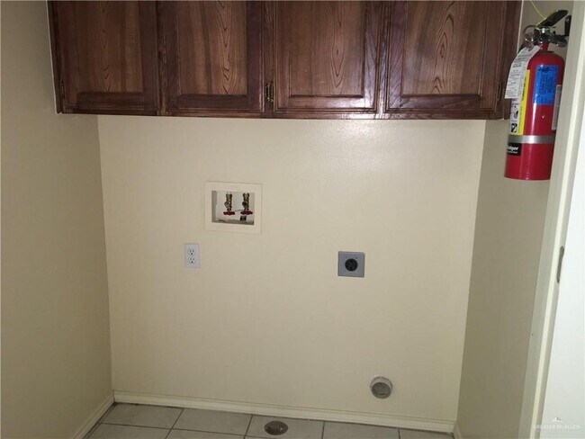 Building Photo - 9 Angus St