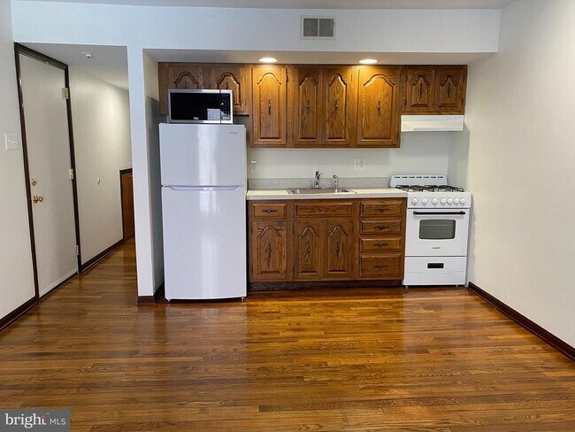 Primary Photo - 1824 South St