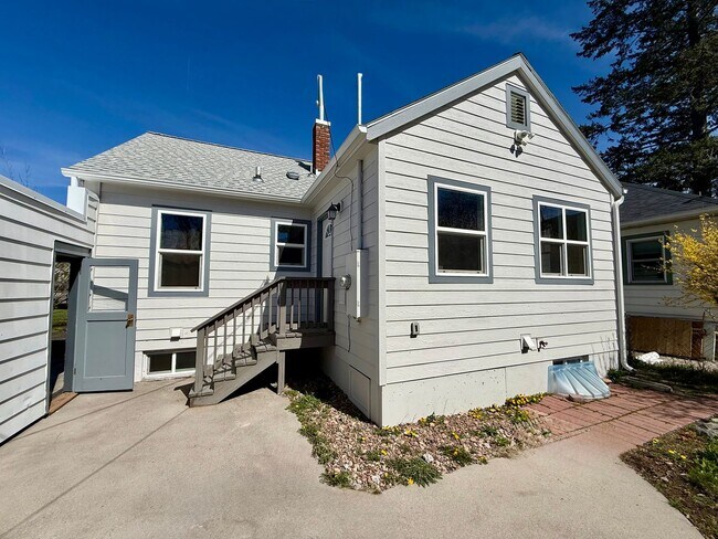 Building Photo - 3 Bedroom / 2 Bath Home - Bespoke Elegance in the University District!