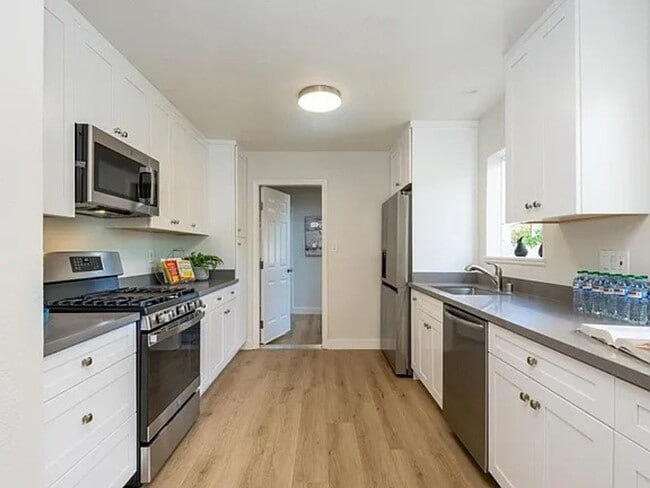 Building Photo - Cute Cottage in Belle Haven, Updated Interior, Remodeled Kitchen, Private Backyard!