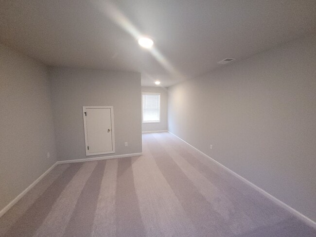 Building Photo - 4 bedroom 2.5 bath