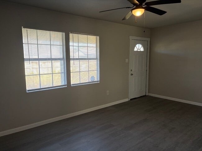 Building Photo - 5406 Lyndhurst Dr