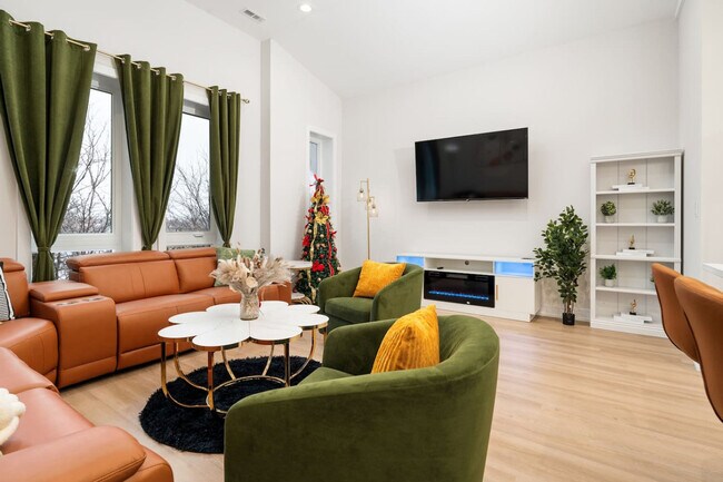 Building Photo - 3723 S Giles Ave