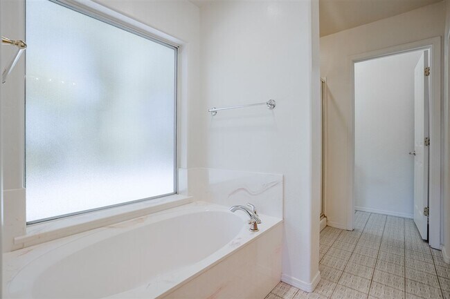 Building Photo - 3 Bedroom, 2 Bath, 2 Car Garage For Rent in Prescott!