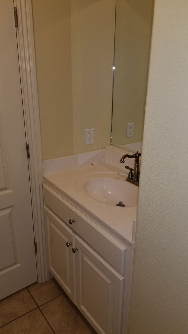 Building Photo - 4 bed 2.5 bath townhome with 2 car garage