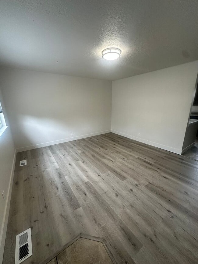 Building Photo - Beautiful home in Salt Lake!!