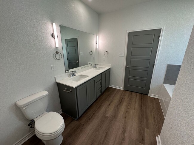 Building Photo - AVAILABLE NOW!