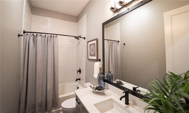 Building Photo - 1052 Fraser St