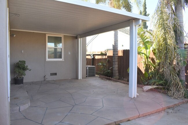 Building Photo - Beautiful 3 Bedroom and 2 Bathroom Home