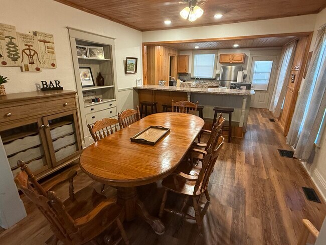 Building Photo - 33 Maple Ave