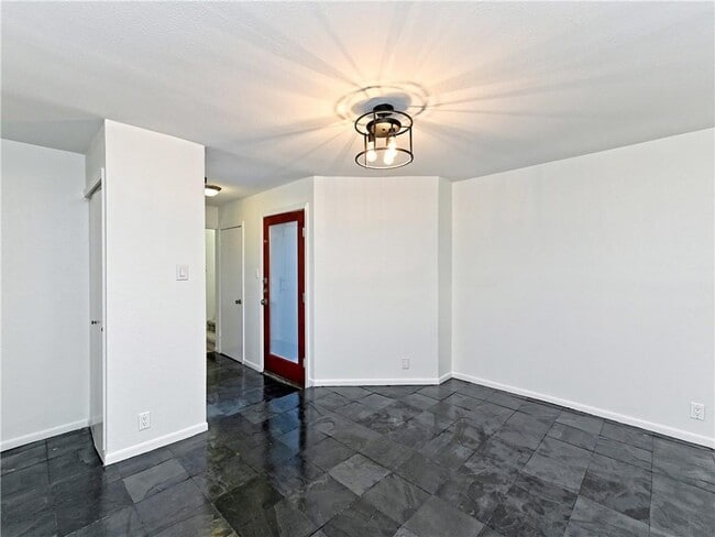Building Photo - 6911 Thorncliffe Dr