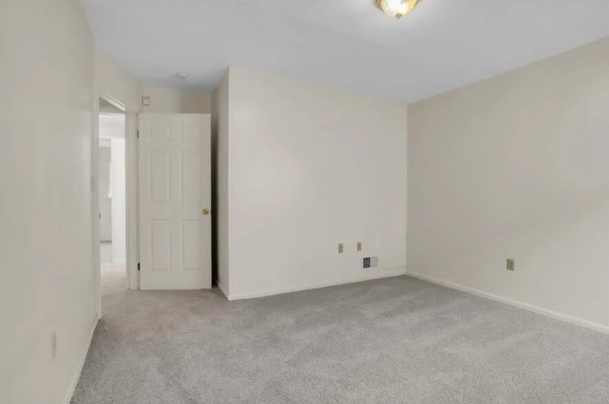 bedroom - 3240 Rothpletz St