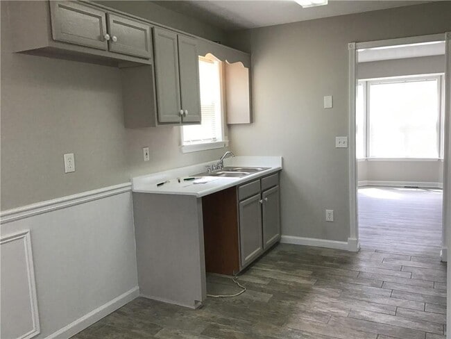 Building Photo - 390 Princeton Dr