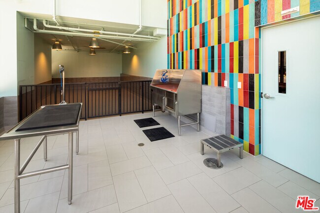 Building Photo - 687 S Hobart Blvd