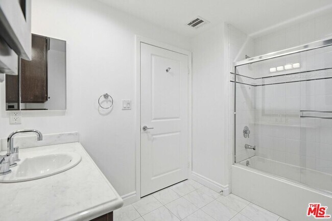 Building Photo - 4424 Whitsett Ave