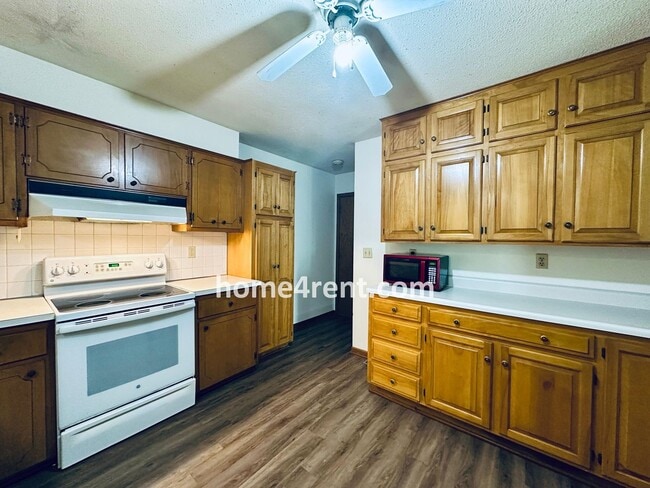 Building Photo - Charming Duplex Style Home with New Paint, Updated Floors, Finished Basement and a Quiet Back Patio!