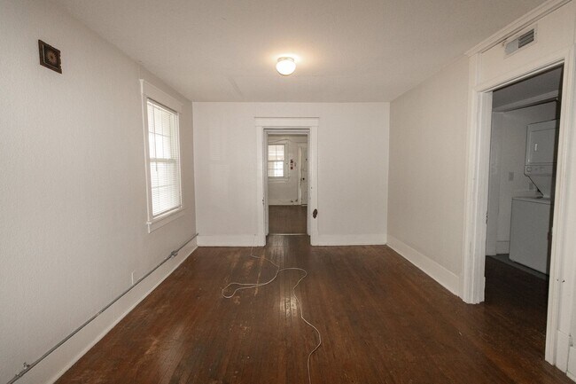 Building Photo - 2 Bedroom House Just Steps From Downtown & Campus