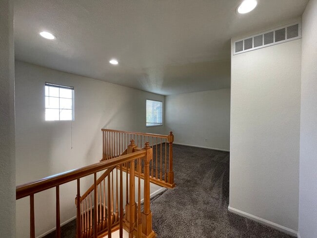Building Photo - 3Bed 3Bath Home In Erie Available July!