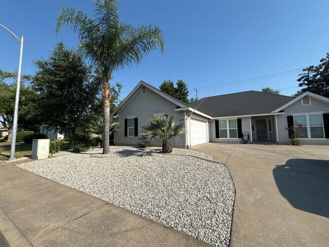 Building Photo - Central Roseville Single Story, 3 Bedroom, 2 Bath, 2 Car Garage Close to schools & Shopping