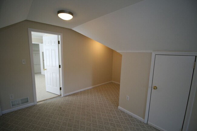 Building Photo - Willow Bend Home. 1st Floor Primary Bedroo...