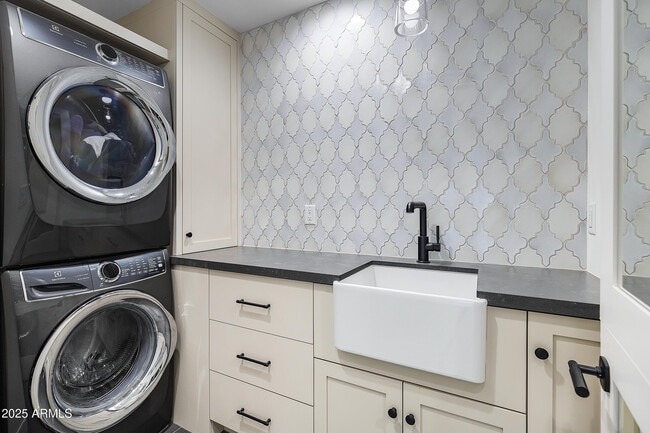 Building Photo - 5841 N Echo Canyon Cir