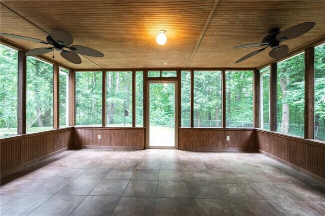 Building Photo - 2423 Falcon Ct