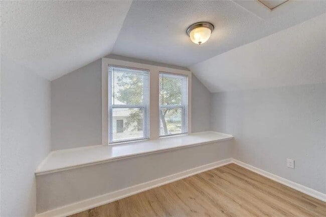 Nice sitting area or reading nook - 1519 7th St