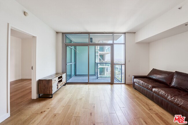 Building Photo - 13700 Marina Pointe Dr
