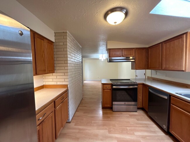 Building Photo - 3 Bedroom / 2 Bathroom in Bend's Orchard D...