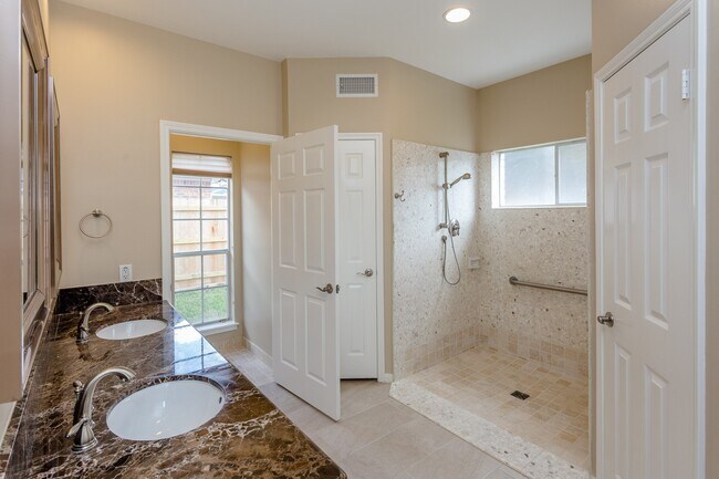 Building Photo - 1703 Plantation Dr