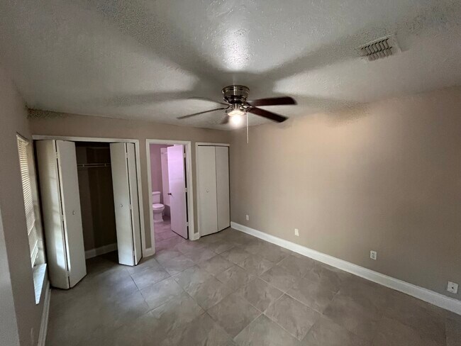 Building Photo - 11232 River Grove Dr