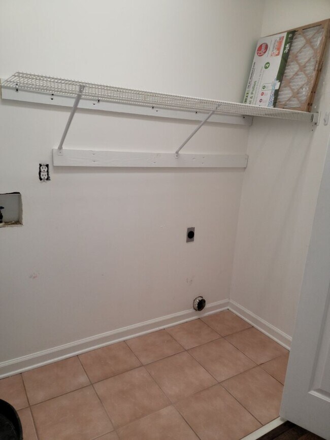 Building Photo - Beachside Living in Surfside – 3BR/2BA Cor...
