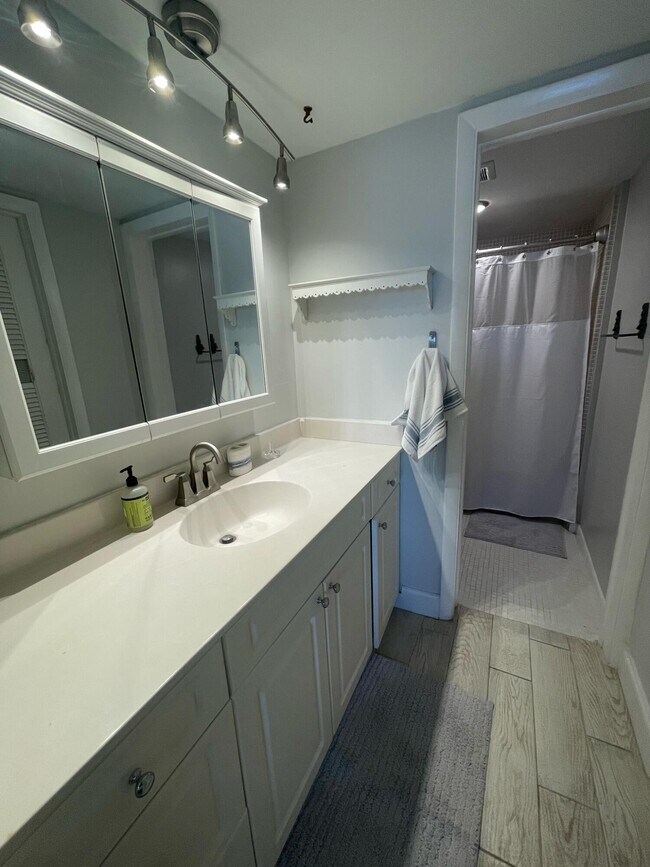Building Photo - 410 Wilma Cir
