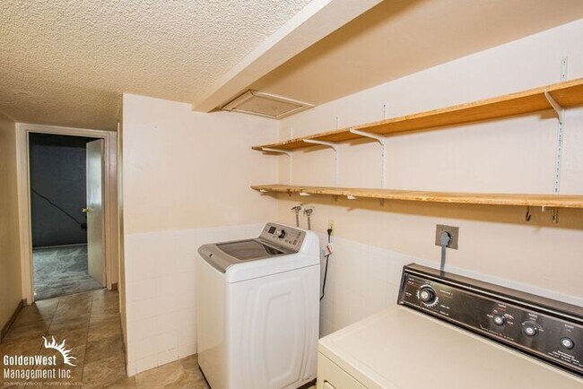 Building Photo - Comfortable 4Bdm 2Ba Home with Fenced Front Yard in Las Vegas!